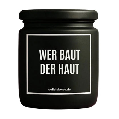 Duftkerze mit Spruch von geilstekerze ist der neue Geschenketrend. Diese witzige Kerze Vegane Bio-Kerze mit Spruch – WER BAUT DER HAUT brennt mega lange sagenhafte 80 Stunde, hochwertige ätherische Öle schaffen beste Duftverteilung. Mit 1400 lustigen Sprüchen perfekt zum Verschenken. Handgemacht in Deutschland von geilstekerze.shop -Die beste Duftkerze die du kaufen kannst.