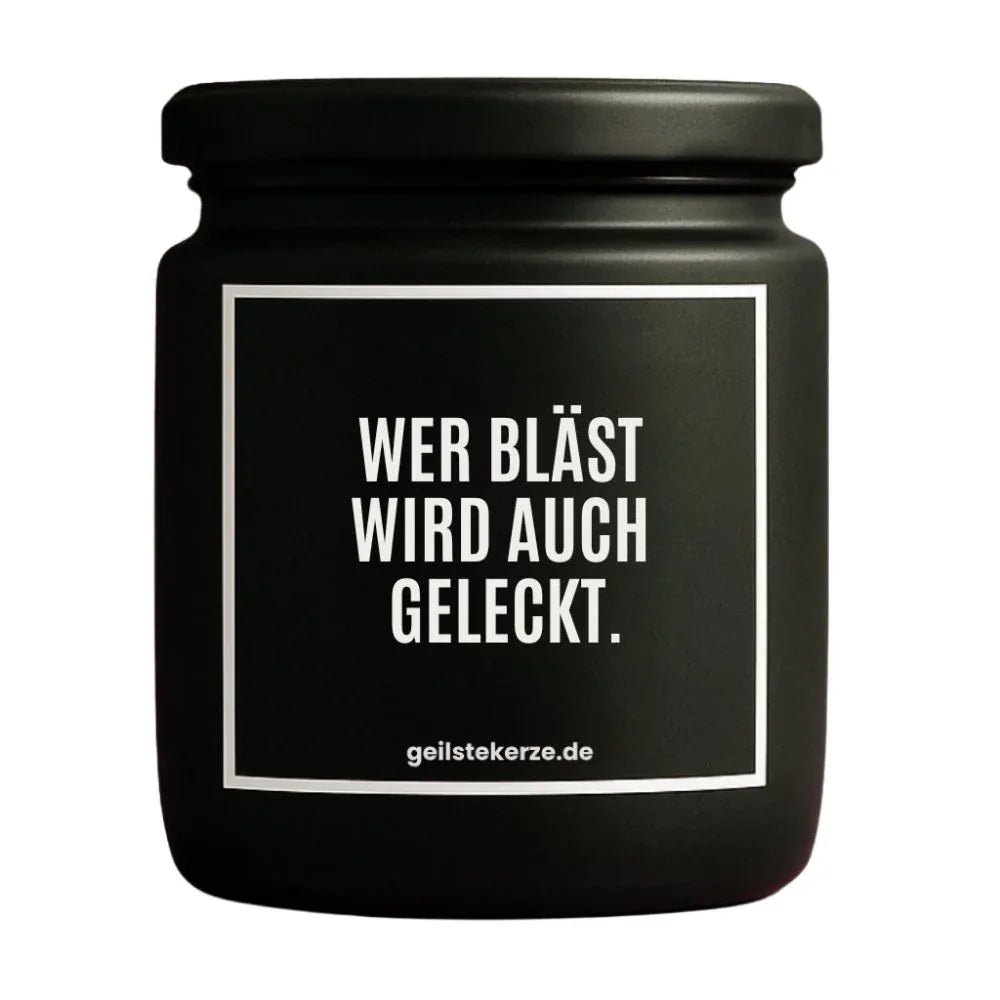 Duftkerze mit Spruch von geilstekerze ist der neue Geschenketrend. Diese witzige Kerze Vegane Bio-Kerze mit Spruch – WER BLÄST WIRD AUCH GELECKT. brennt mega lange sagenhafte 80 Stunde, hochwertige ätherische Öle schaffen beste Duftverteilung. Mit 1400 lustigen Sprüchen perfekt zum Verschenken. Handgemacht in Deutschland von geilstekerze.shop -Die beste Duftkerze die du kaufen kannst.
