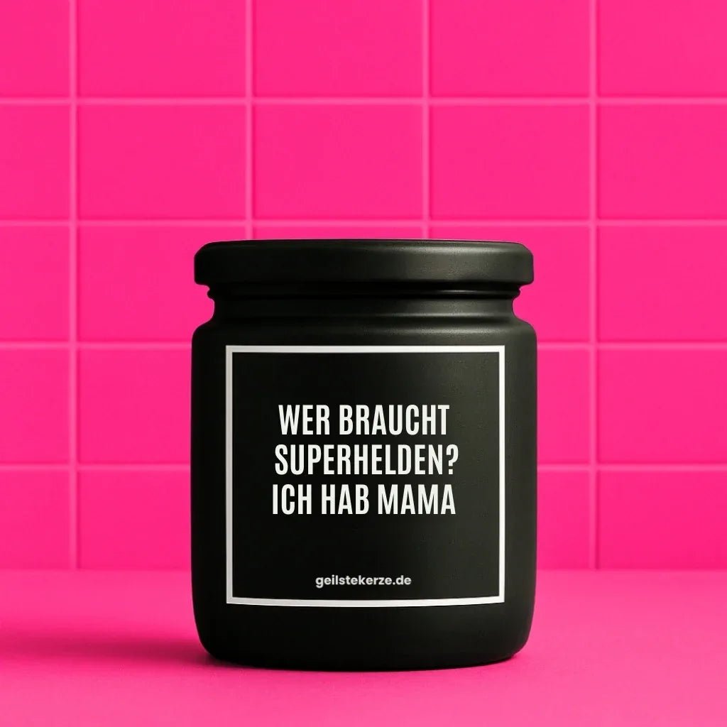 Vegane Bio-Kerze mit Spruch – WER BRAUCHT SUPERHELDEN? ICH HAB MAMA