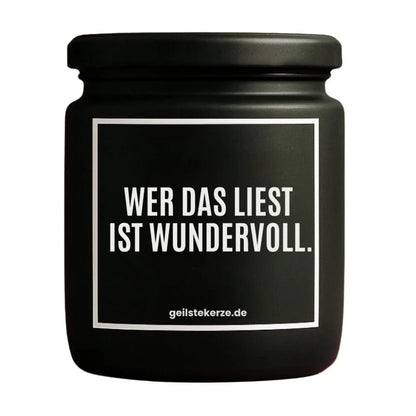 Duftkerze mit Spruch von geilstekerze ist der neue Geschenketrend. Diese witzige Kerze Vegane Bio-Kerze mit Spruch – WER DAS LIEST IST WUNDERVOLL. brennt mega lange sagenhafte 80 Stunde, hochwertige ätherische Öle schaffen beste Duftverteilung. Mit 1400 lustigen Sprüchen perfekt zum Verschenken. Handgemacht in Deutschland von geilstekerze.shop -Die beste Duftkerze die du kaufen kannst.