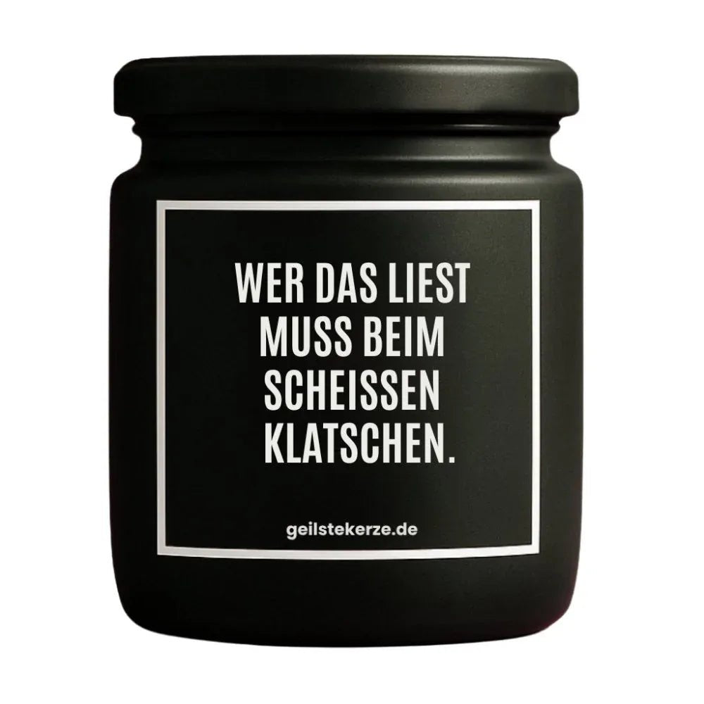 Duftkerze mit Spruch von geilstekerze ist der neue Geschenketrend. Diese witzige Kerze Vegane Bio-Kerze mit Spruch – WER DAS LIEST MUSS BEIM SCHEISSEN KLATSCHEN. brennt mega lange sagenhafte 80 Stunde, hochwertige ätherische Öle schaffen beste Duftverteilung. Mit 1400 lustigen Sprüchen perfekt zum Verschenken. Handgemacht in Deutschland von geilstekerze.shop -Die beste Duftkerze die du kaufen kannst.