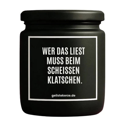 Duftkerze mit Spruch von geilstekerze ist der neue Geschenketrend. Diese witzige Kerze Vegane Bio-Kerze mit Spruch – WER DAS LIEST MUSS BEIM SCHEISSEN KLATSCHEN. brennt mega lange sagenhafte 80 Stunde, hochwertige ätherische Öle schaffen beste Duftverteilung. Mit 1400 lustigen Sprüchen perfekt zum Verschenken. Handgemacht in Deutschland von geilstekerze.shop -Die beste Duftkerze die du kaufen kannst.