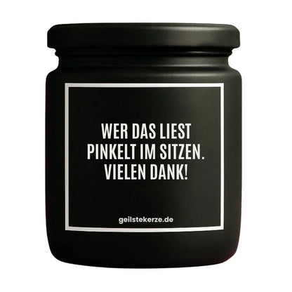 Duftkerze mit Spruch von geilstekerze ist der neue Geschenketrend. Diese witzige Kerze Vegane Bio-Kerze mit Spruch – WER DAS LIEST PINKELT IM SITZEN. VIELEN DANK! brennt mega lange sagenhafte 80 Stunde, hochwertige ätherische Öle schaffen beste Duftverteilung. Mit 1400 lustigen Sprüchen perfekt zum Verschenken. Handgemacht in Deutschland von geilstekerze.shop -Die beste Duftkerze die du kaufen kannst.
