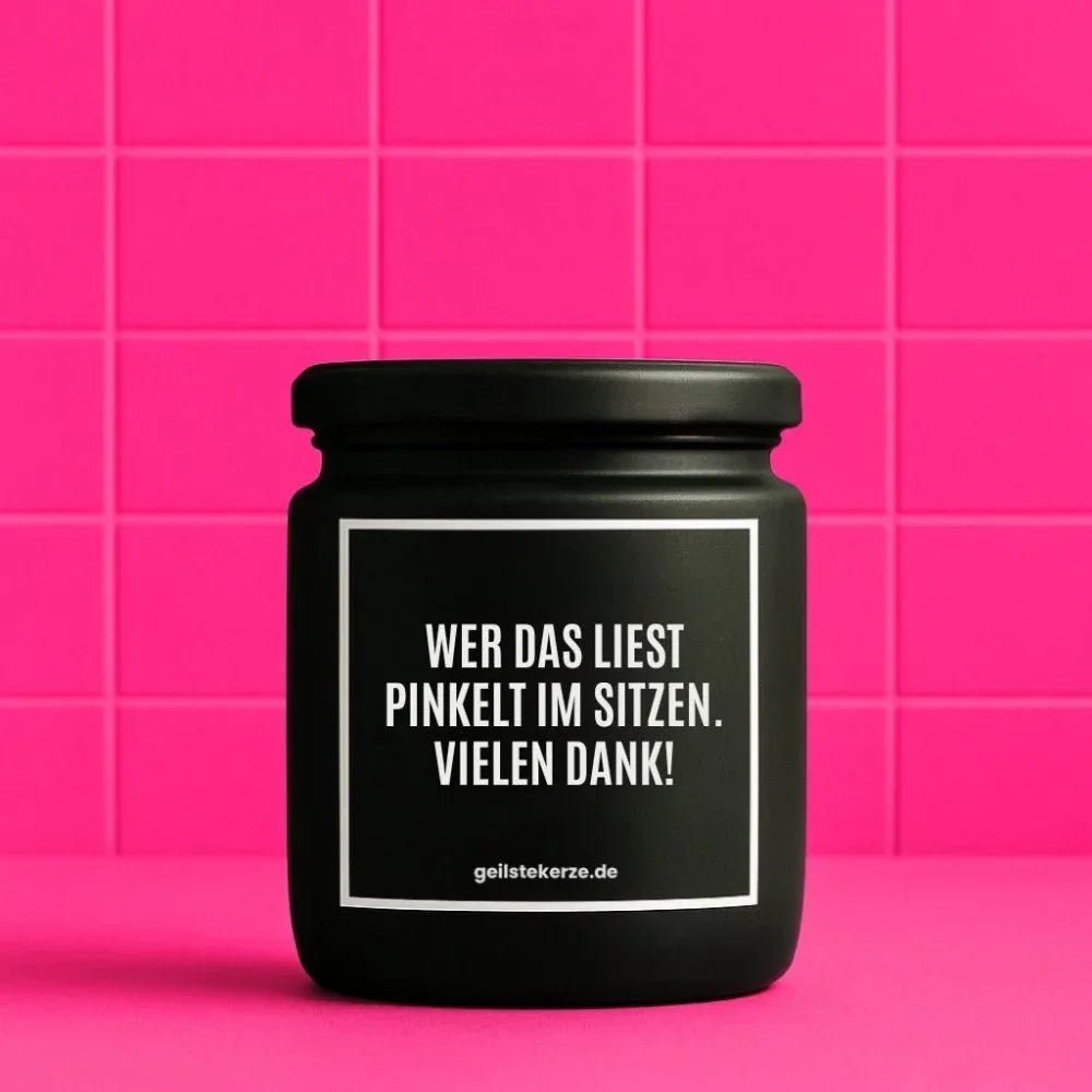 Duftkerze mit Spruch von geilstekerze ist der neue Geschenketrend. Diese witzige Kerze Vegane Bio-Kerze mit Spruch – WER DAS LIEST PINKELT IM SITZEN. VIELEN DANK! brennt mega lange sagenhafte 80 Stunde, hochwertige ätherische Öle schaffen beste Duftverteilung. Mit 1400 lustigen Sprüchen perfekt zum Verschenken. Handgemacht in Deutschland von geilstekerze.shop -Die beste Duftkerze die du kaufen kannst.