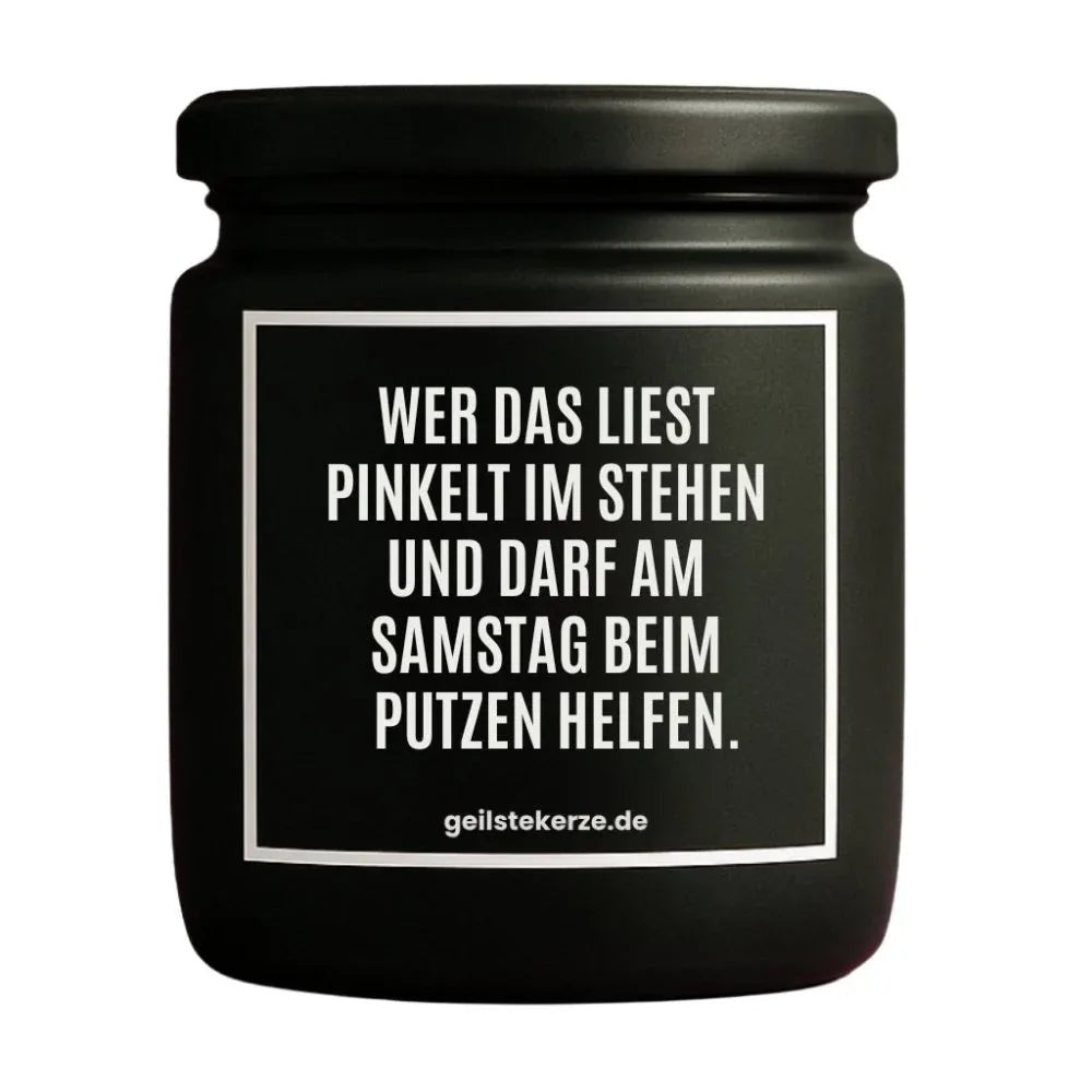 Duftkerze mit Spruch von geilstekerze ist der neue Geschenketrend. Diese witzige Kerze Vegane Bio-Kerze mit Spruch – WER DAS LIEST PINKELT IM STEHEN UND DARF AM SAMSTAG BEIM PUTZEN HELFEN. brennt mega lange sagenhafte 80 Stunde, hochwertige ätherische Öle schaffen beste Duftverteilung. Mit 1400 lustigen Sprüchen perfekt zum Verschenken. Handgemacht in Deutschland von geilstekerze.shop -Die beste Duftkerze die du kaufen kannst.