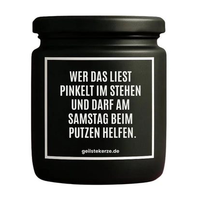 Duftkerze mit Spruch von geilstekerze ist der neue Geschenketrend. Diese witzige Kerze Vegane Bio-Kerze mit Spruch – WER DAS LIEST PINKELT IM STEHEN UND DARF AM SAMSTAG BEIM PUTZEN HELFEN. brennt mega lange sagenhafte 80 Stunde, hochwertige ätherische Öle schaffen beste Duftverteilung. Mit 1400 lustigen Sprüchen perfekt zum Verschenken. Handgemacht in Deutschland von geilstekerze.shop -Die beste Duftkerze die du kaufen kannst.