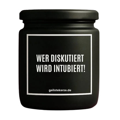Duftkerze mit Spruch von geilstekerze ist der neue Geschenketrend. Diese witzige Kerze Vegane Bio-Kerze mit Spruch – WER DISKUTIERT WIRD INTUBIERT! brennt mega lange sagenhafte 80 Stunde, hochwertige ätherische Öle schaffen beste Duftverteilung. Mit 1400 lustigen Sprüchen perfekt zum Verschenken. Handgemacht in Deutschland von geilstekerze.shop -Die beste Duftkerze die du kaufen kannst.