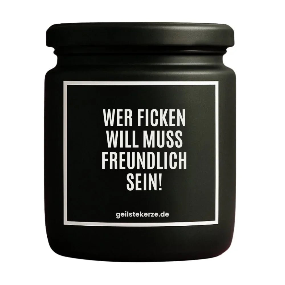 Duftkerze mit Spruch von geilstekerze ist der neue Geschenketrend. Diese witzige Kerze Vegane Bio-Kerze mit Spruch – WER FICKEN WILL MUSS FREUNDLICH SEIN! brennt mega lange sagenhafte 80 Stunde, hochwertige ätherische Öle schaffen beste Duftverteilung. Mit 1400 lustigen Sprüchen perfekt zum Verschenken. Handgemacht in Deutschland von geilstekerze.shop -Die beste Duftkerze die du kaufen kannst.