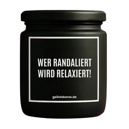 Duftkerze mit Spruch von geilstekerze ist der neue Geschenketrend. Diese witzige Kerze Vegane Bio-Kerze mit Spruch – WER RANDALIERT WIRD RELAXIERT! brennt mega lange sagenhafte 80 Stunde, hochwertige ätherische Öle schaffen beste Duftverteilung. Mit 1400 lustigen Sprüchen perfekt zum Verschenken. Handgemacht in Deutschland von geilstekerze.shop -Die beste Duftkerze die du kaufen kannst.