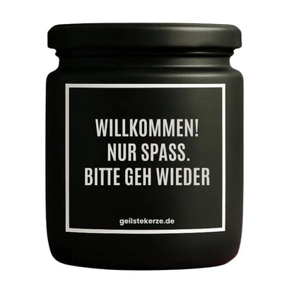 Duftkerze mit Spruch von geilstekerze ist der neue Geschenketrend. Diese witzige Kerze Vegane Bio-Kerze mit Spruch – WILLKOMMEN! NUR SPASS. BITTE GEH WIEDER brennt mega lange sagenhafte 80 Stunde, hochwertige ätherische Öle schaffen beste Duftverteilung. Mit 1400 lustigen Sprüchen perfekt zum Verschenken. Handgemacht in Deutschland von geilstekerze.shop -Die beste Duftkerze die du kaufen kannst.
