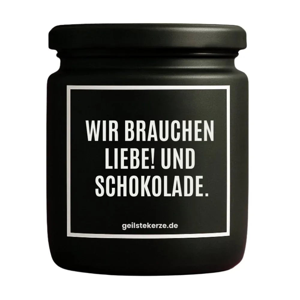 Vegane Bio-Kerze mit Spruch – WIR BRAUCHEN LIEBE! UND SCHOKOLADE.