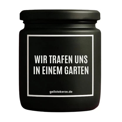 Duftkerze mit Spruch von geilstekerze ist der neue Geschenketrend. Diese witzige Kerze Vegane Bio-Kerze mit Spruch – WIR TRAFEN UNS IN EINEM GARTEN brennt mega lange sagenhafte 80 Stunde, hochwertige ätherische Öle schaffen beste Duftverteilung. Mit 1400 lustigen Sprüchen perfekt zum Verschenken. Handgemacht in Deutschland von geilstekerze.shop -Die beste Duftkerze die du kaufen kannst.