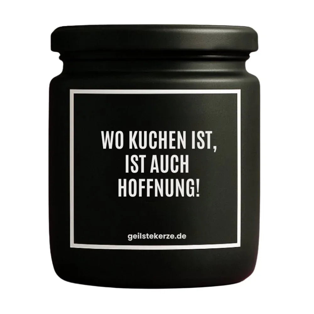 Duftkerze mit Spruch von geilstekerze ist der neue Geschenketrend. Diese witzige Kerze Vegane Bio-Kerze mit Spruch – WO KUCHEN IST, IST AUCH HOFFNUNG! brennt mega lange sagenhafte 80 Stunde, hochwertige ätherische Öle schaffen beste Duftverteilung. Mit 1400 lustigen Sprüchen perfekt zum Verschenken. Handgemacht in Deutschland von geilstekerze.shop -Die beste Duftkerze die du kaufen kannst.
