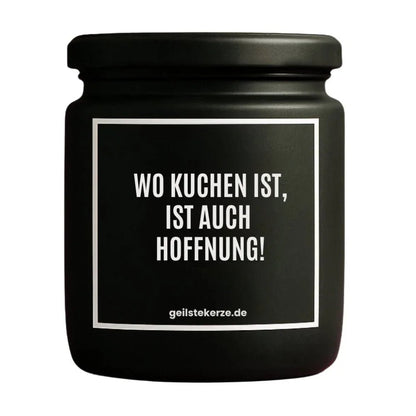 Duftkerze mit Spruch von geilstekerze ist der neue Geschenketrend. Diese witzige Kerze Vegane Bio-Kerze mit Spruch – WO KUCHEN IST, IST AUCH HOFFNUNG! brennt mega lange sagenhafte 80 Stunde, hochwertige ätherische Öle schaffen beste Duftverteilung. Mit 1400 lustigen Sprüchen perfekt zum Verschenken. Handgemacht in Deutschland von geilstekerze.shop -Die beste Duftkerze die du kaufen kannst.
