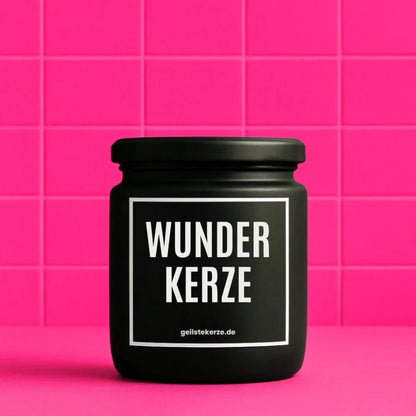 Duftkerze mit Spruch von geilstekerze ist der neue Geschenketrend. Diese witzige Kerze Vegane Bio-Kerze mit Spruch – WUNDERKERZE brennt mega lange sagenhafte 80 Stunde, hochwertige ätherische Öle schaffen beste Duftverteilung. Mit 1400 lustigen Sprüchen perfekt zum Verschenken. Handgemacht in Deutschland von geilstekerze.shop -Die beste Duftkerze die du kaufen kannst.
