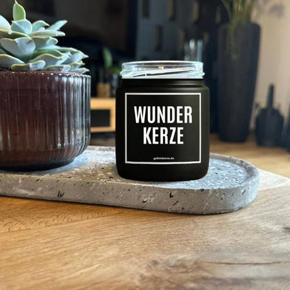 Duftkerze mit Spruch von geilstekerze ist der neue Geschenketrend. Diese witzige Kerze Vegane Bio-Kerze mit Spruch – WUNDERKERZE brennt mega lange sagenhafte 80 Stunde, hochwertige ätherische Öle schaffen beste Duftverteilung. Mit 1400 lustigen Sprüchen perfekt zum Verschenken. Handgemacht in Deutschland von geilstekerze.shop -Die beste Duftkerze die du kaufen kannst.