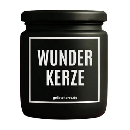 Duftkerze mit Spruch von geilstekerze ist der neue Geschenketrend. Diese witzige Kerze Vegane Bio-Kerze mit Spruch – WUNDERKERZE brennt mega lange sagenhafte 80 Stunde, hochwertige ätherische Öle schaffen beste Duftverteilung. Mit 1400 lustigen Sprüchen perfekt zum Verschenken. Handgemacht in Deutschland von geilstekerze.shop -Die beste Duftkerze die du kaufen kannst.