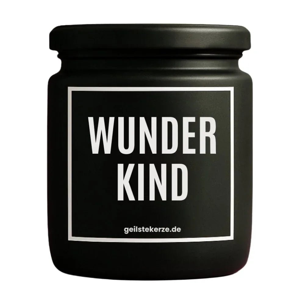 Duftkerze mit Spruch von geilstekerze ist der neue Geschenketrend. Diese witzige Kerze Vegane Bio-Kerze mit Spruch – WUNDERKIND brennt mega lange sagenhafte 80 Stunde, hochwertige ätherische Öle schaffen beste Duftverteilung. Mit 1400 lustigen Sprüchen perfekt zum Verschenken. Handgemacht in Deutschland von geilstekerze.shop -Die beste Duftkerze die du kaufen kannst.