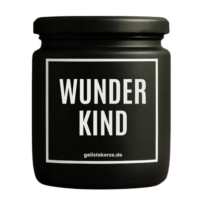 Duftkerze mit Spruch von geilstekerze ist der neue Geschenketrend. Diese witzige Kerze Vegane Bio-Kerze mit Spruch – WUNDERKIND brennt mega lange sagenhafte 80 Stunde, hochwertige ätherische Öle schaffen beste Duftverteilung. Mit 1400 lustigen Sprüchen perfekt zum Verschenken. Handgemacht in Deutschland von geilstekerze.shop -Die beste Duftkerze die du kaufen kannst.