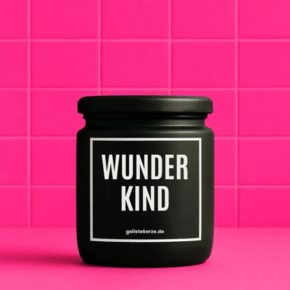 Duftkerze mit Spruch von geilstekerze ist der neue Geschenketrend. Diese witzige Kerze Vegane Bio-Kerze mit Spruch – WUNDERKIND brennt mega lange sagenhafte 80 Stunde, hochwertige ätherische Öle schaffen beste Duftverteilung. Mit 1400 lustigen Sprüchen perfekt zum Verschenken. Handgemacht in Deutschland von geilstekerze.shop -Die beste Duftkerze die du kaufen kannst.