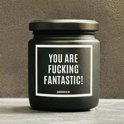 Duftkerze mit Spruch von geilstekerze ist der neue Geschenketrend. Diese witzige Kerze Vegane Bio-Kerze mit Spruch – YOU ARE FUCKING FANTASTIC brennt mega lange sagenhafte 80 Stunde, hochwertige ätherische Öle schaffen beste Duftverteilung. Mit 1400 lustigen Sprüchen perfekt zum Verschenken. Handgemacht in Deutschland von geilstekerze.shop -Die beste Duftkerze die du kaufen kannst.