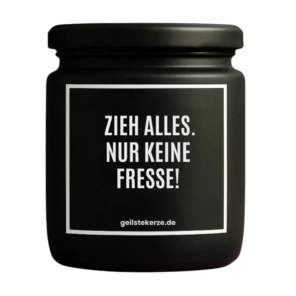 Duftkerze mit Spruch von geilstekerze ist der neue Geschenketrend. Diese witzige Kerze Vegane Bio-Kerze mit Spruch – ZIEH ALLES. NUR KEINE FRESSE! brennt mega lange sagenhafte 80 Stunde, hochwertige ätherische Öle schaffen beste Duftverteilung. Mit 1400 lustigen Sprüchen perfekt zum Verschenken. Handgemacht in Deutschland von geilstekerze.shop -Die beste Duftkerze die du kaufen kannst.