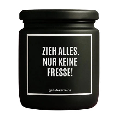 Duftkerze mit Spruch von geilstekerze ist der neue Geschenketrend. Diese witzige Kerze Vegane Bio-Kerze mit Spruch – ZIEH ALLES. NUR KEINE FRESSE! brennt mega lange sagenhafte 80 Stunde, hochwertige ätherische Öle schaffen beste Duftverteilung. Mit 1400 lustigen Sprüchen perfekt zum Verschenken. Handgemacht in Deutschland von geilstekerze.shop -Die beste Duftkerze die du kaufen kannst.