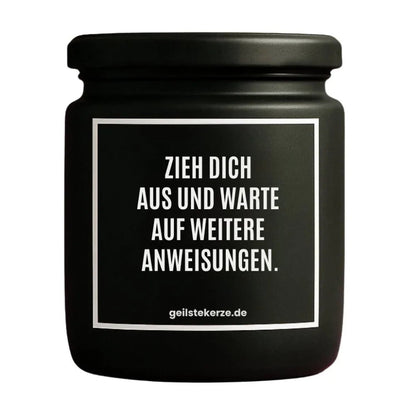 Duftkerze mit Spruch von geilstekerze ist der neue Geschenketrend. Diese witzige Kerze Vegane Bio-Kerze mit Spruch – ZIEH DICH AUS UND WARTE AUF WEITERE ANWEISUNGEN. brennt mega lange sagenhafte 80 Stunde, hochwertige ätherische Öle schaffen beste Duftverteilung. Mit 1400 lustigen Sprüchen perfekt zum Verschenken. Handgemacht in Deutschland von geilstekerze.shop -Die beste Duftkerze die du kaufen kannst.