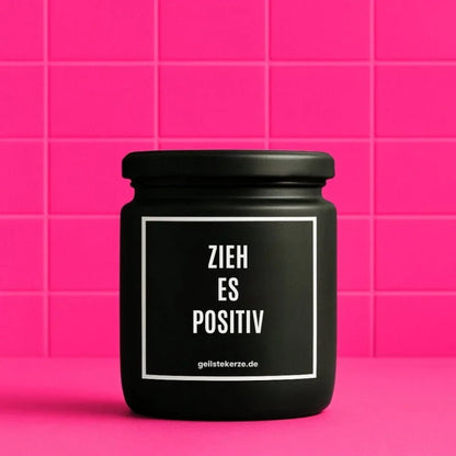 Duftkerze mit Spruch von geilstekerze ist der neue Geschenketrend. Diese witzige Kerze Vegane Bio-Kerze mit Spruch – ZIEH ES POSITIV brennt mega lange sagenhafte 80 Stunde, hochwertige ätherische Öle schaffen beste Duftverteilung. Mit 1400 lustigen Sprüchen perfekt zum Verschenken. Handgemacht in Deutschland von geilstekerze.shop -Die beste Duftkerze die du kaufen kannst.