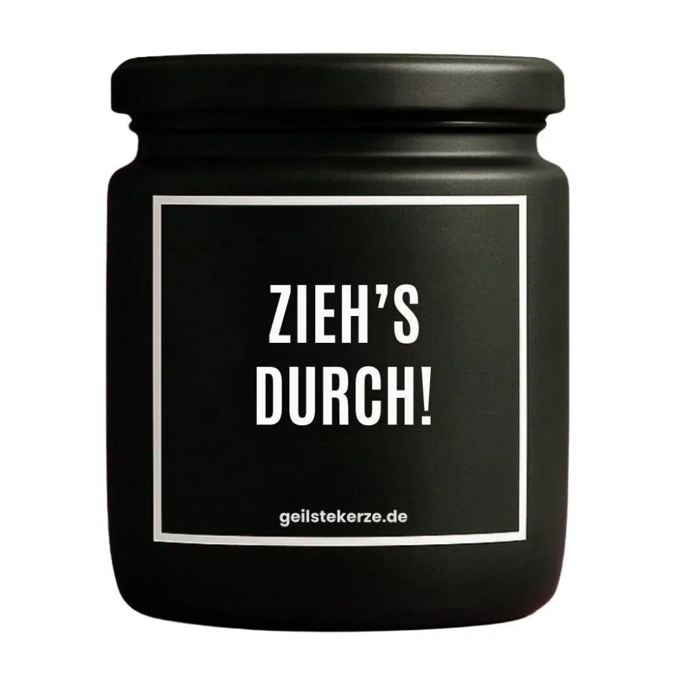 Duftkerze mit Spruch von geilstekerze ist der neue Geschenketrend. Diese witzige Kerze Vegane Bio-Kerze mit Spruch – ZIEH‘S DURCH! brennt mega lange sagenhafte 80 Stunde, hochwertige ätherische Öle schaffen beste Duftverteilung. Mit 1400 lustigen Sprüchen perfekt zum Verschenken. Handgemacht in Deutschland von geilstekerze.shop -Die beste Duftkerze die du kaufen kannst.