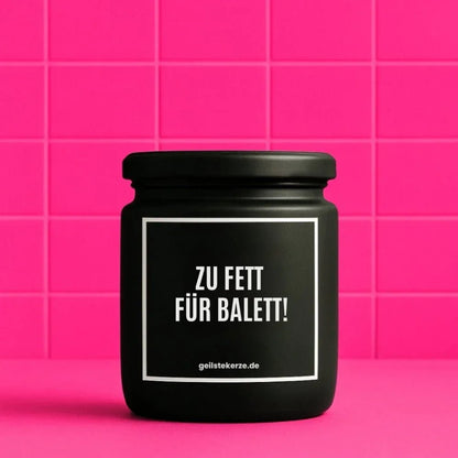 Duftkerze mit Spruch von geilstekerze ist der neue Geschenketrend. Diese witzige Kerze Vegane Bio-Kerze mit Spruch – ZU FETT FÜR BALETT! brennt mega lange sagenhafte 80 Stunde, hochwertige ätherische Öle schaffen beste Duftverteilung. Mit 1400 lustigen Sprüchen perfekt zum Verschenken. Handgemacht in Deutschland von geilstekerze.shop -Die beste Duftkerze die du kaufen kannst.