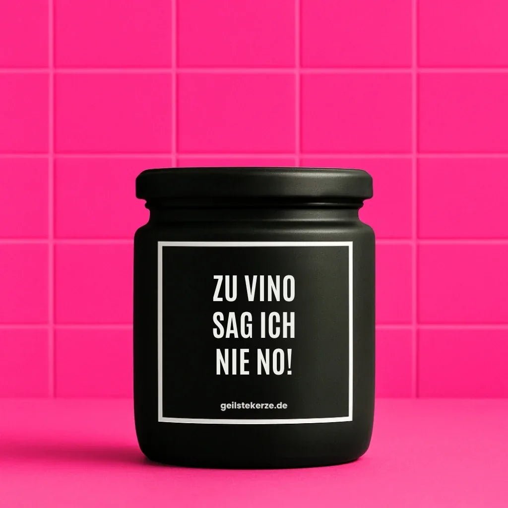 Duftkerze mit Spruch von geilstekerze ist der neue Geschenketrend. Diese witzige Kerze Vegane Bio-Kerze mit Spruch – ZU VINO SAG ICH NIE NO! brennt mega lange sagenhafte 80 Stunde, hochwertige ätherische Öle schaffen beste Duftverteilung. Mit 1400 lustigen Sprüchen perfekt zum Verschenken. Handgemacht in Deutschland von geilstekerze.shop -Die beste Duftkerze die du kaufen kannst.