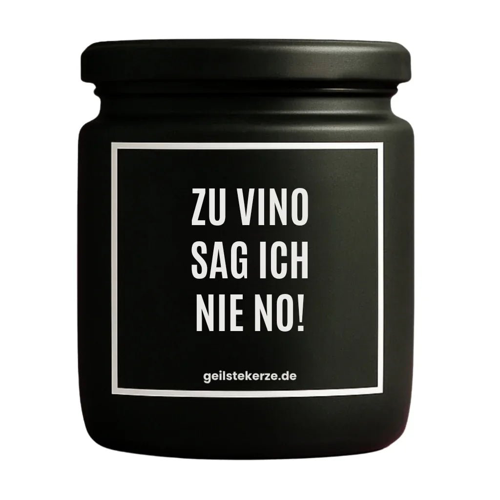 Duftkerze mit Spruch von geilstekerze ist der neue Geschenketrend. Diese witzige Kerze Vegane Bio-Kerze mit Spruch – ZU VINO SAG ICH NIE NO! brennt mega lange sagenhafte 80 Stunde, hochwertige ätherische Öle schaffen beste Duftverteilung. Mit 1400 lustigen Sprüchen perfekt zum Verschenken. Handgemacht in Deutschland von geilstekerze.shop -Die beste Duftkerze die du kaufen kannst.