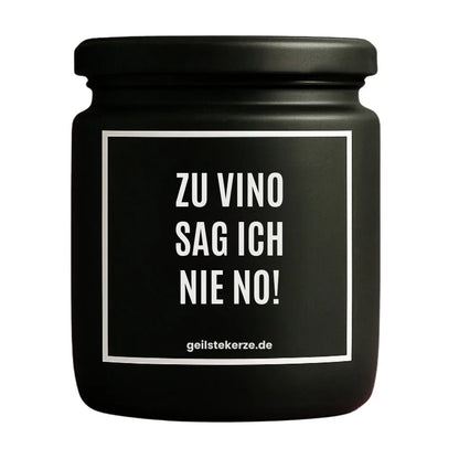 Duftkerze mit Spruch von geilstekerze ist der neue Geschenketrend. Diese witzige Kerze Vegane Bio-Kerze mit Spruch – ZU VINO SAG ICH NIE NO! brennt mega lange sagenhafte 80 Stunde, hochwertige ätherische Öle schaffen beste Duftverteilung. Mit 1400 lustigen Sprüchen perfekt zum Verschenken. Handgemacht in Deutschland von geilstekerze.shop -Die beste Duftkerze die du kaufen kannst.