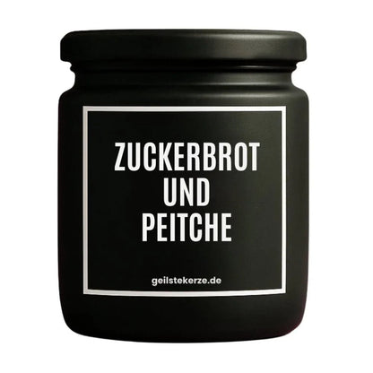 Duftkerze mit Spruch von geilstekerze ist der neue Geschenketrend. Diese witzige Kerze Vegane Bio-Kerze mit Spruch – ZUCKERBROT UND PEITSCHE brennt mega lange sagenhafte 80 Stunde, hochwertige ätherische Öle schaffen beste Duftverteilung. Mit 1400 lustigen Sprüchen perfekt zum Verschenken. Handgemacht in Deutschland von geilstekerze.shop -Die beste Duftkerze die du kaufen kannst.