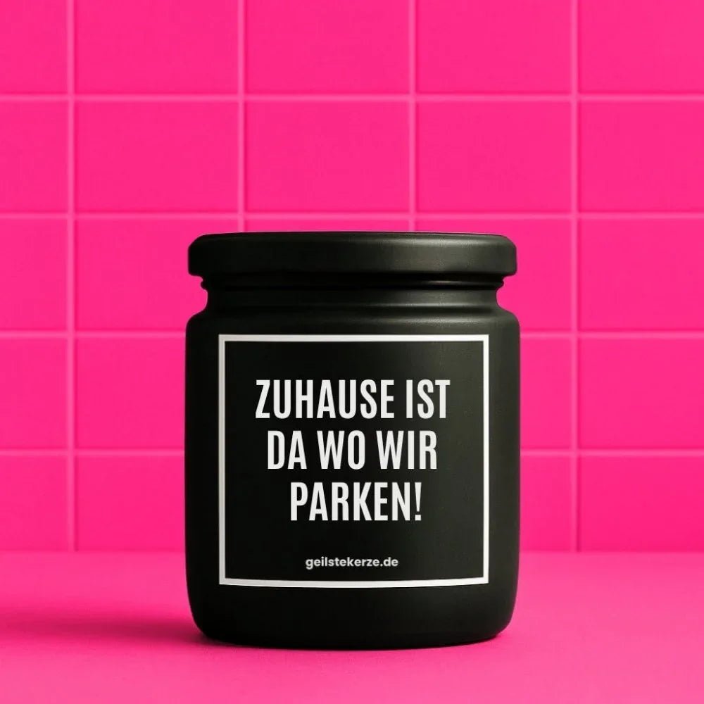 Duftkerze mit Spruch von geilstekerze ist der neue Geschenketrend. Diese witzige Kerze Vegane Bio-Kerze mit Spruch – ZUHAUSE IST DA WO WIR PARKEN! brennt mega lange sagenhafte 80 Stunde, hochwertige ätherische Öle schaffen beste Duftverteilung. Mit 1400 lustigen Sprüchen perfekt zum Verschenken. Handgemacht in Deutschland von geilstekerze.shop -Die beste Duftkerze die du kaufen kannst.