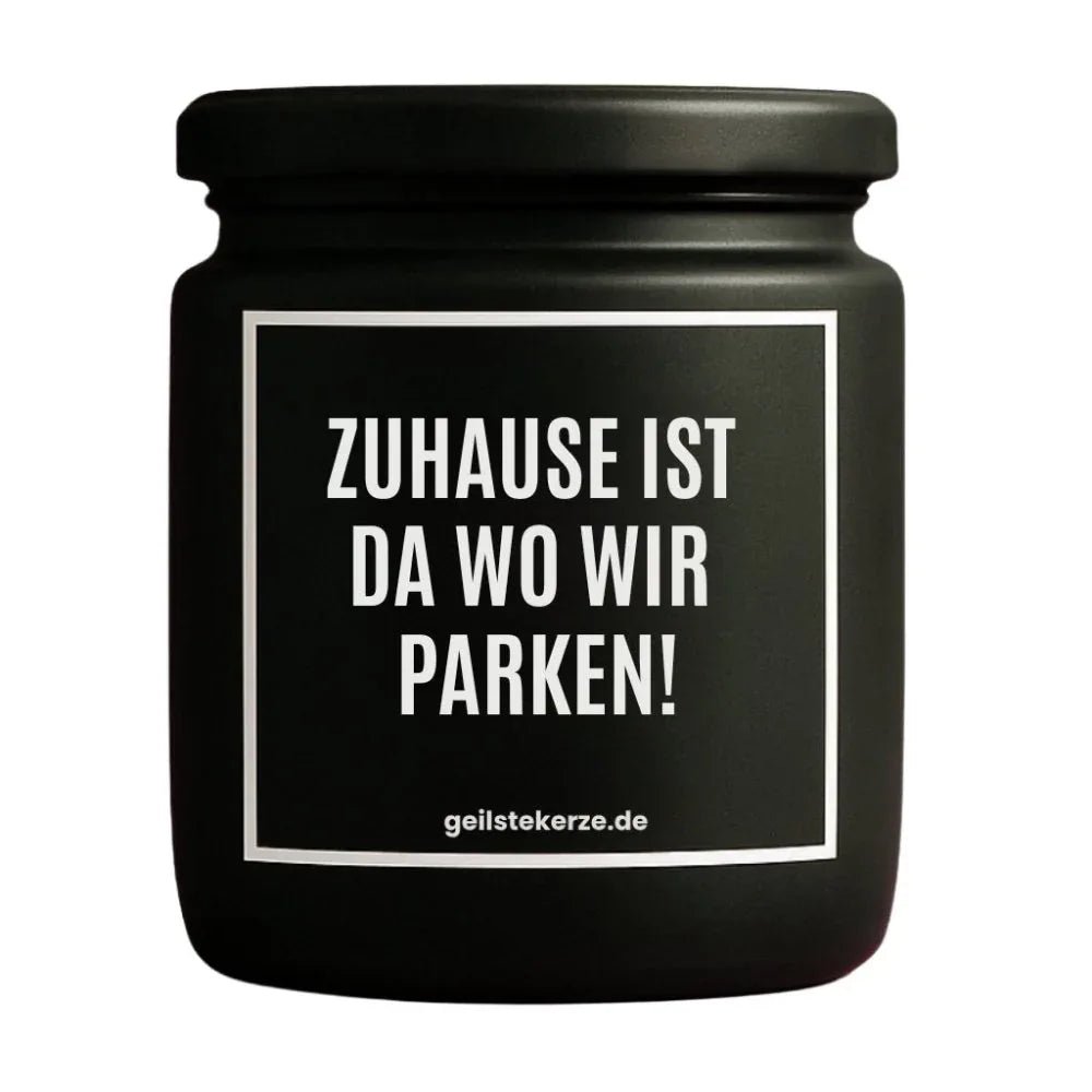 Duftkerze mit Spruch von geilstekerze ist der neue Geschenketrend. Diese witzige Kerze Vegane Bio-Kerze mit Spruch – ZUHAUSE IST DA WO WIR PARKEN! brennt mega lange sagenhafte 80 Stunde, hochwertige ätherische Öle schaffen beste Duftverteilung. Mit 1400 lustigen Sprüchen perfekt zum Verschenken. Handgemacht in Deutschland von geilstekerze.shop -Die beste Duftkerze die du kaufen kannst.