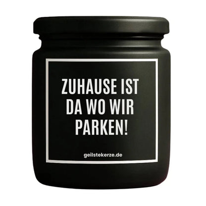 Duftkerze mit Spruch von geilstekerze ist der neue Geschenketrend. Diese witzige Kerze Vegane Bio-Kerze mit Spruch – ZUHAUSE IST DA WO WIR PARKEN! brennt mega lange sagenhafte 80 Stunde, hochwertige ätherische Öle schaffen beste Duftverteilung. Mit 1400 lustigen Sprüchen perfekt zum Verschenken. Handgemacht in Deutschland von geilstekerze.shop -Die beste Duftkerze die du kaufen kannst.