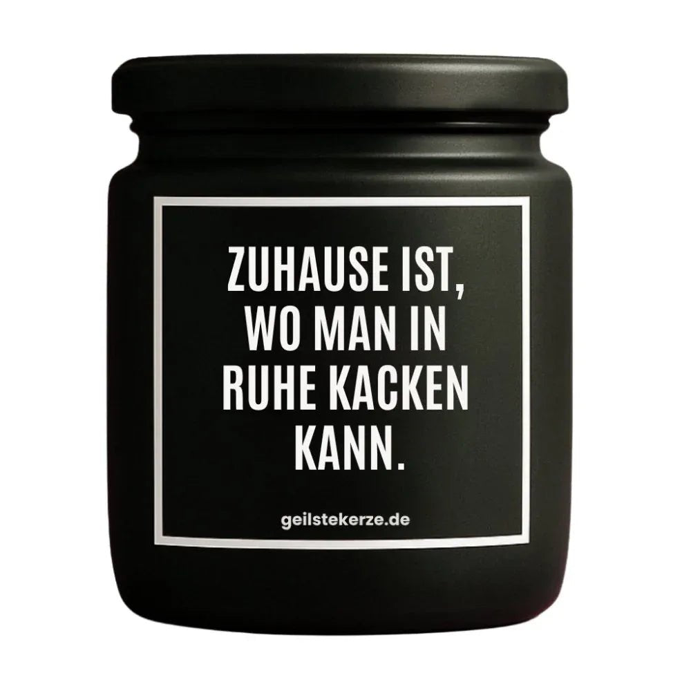 Duftkerze mit Spruch von geilstekerze ist der neue Geschenketrend. Diese witzige Kerze Vegane Bio-Kerze mit Spruch – ZUHAUSE IST, WO MAN IN RUHE KACKEN KANN. brennt mega lange sagenhafte 80 Stunde, hochwertige ätherische Öle schaffen beste Duftverteilung. Mit 1400 lustigen Sprüchen perfekt zum Verschenken. Handgemacht in Deutschland von geilstekerze.shop -Die beste Duftkerze die du kaufen kannst.