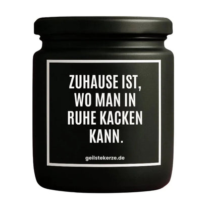 Duftkerze mit Spruch von geilstekerze ist der neue Geschenketrend. Diese witzige Kerze Vegane Bio-Kerze mit Spruch – ZUHAUSE IST, WO MAN IN RUHE KACKEN KANN. brennt mega lange sagenhafte 80 Stunde, hochwertige ätherische Öle schaffen beste Duftverteilung. Mit 1400 lustigen Sprüchen perfekt zum Verschenken. Handgemacht in Deutschland von geilstekerze.shop -Die beste Duftkerze die du kaufen kannst.