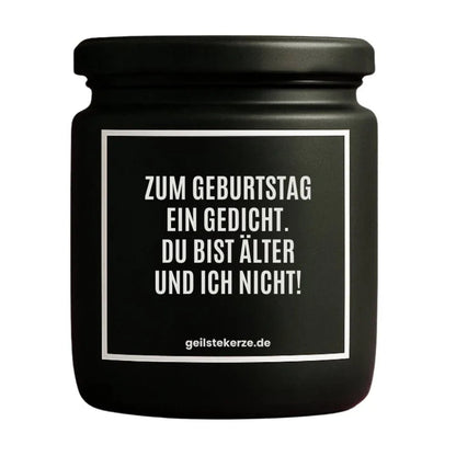 Duftkerze mit Spruch von geilstekerze ist der neue Geschenketrend. Diese witzige Kerze Vegane Bio-Kerze mit Spruch – ZUM GEBURTSTAG EIN GEDICHT, DU BIST ÄLTER UND ICH NICHT! brennt mega lange sagenhafte 80 Stunde, hochwertige ätherische Öle schaffen beste Duftverteilung. Mit 1400 lustigen Sprüchen perfekt zum Verschenken. Handgemacht in Deutschland von geilstekerze.shop -Die beste Duftkerze die du kaufen kannst.