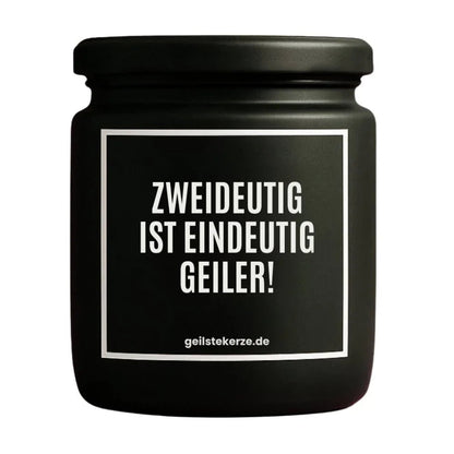Duftkerze mit Spruch von geilstekerze ist der neue Geschenketrend. Diese witzige Kerze Vegane Bio-Kerze mit Spruch – ZWEIDEUTIG IST EINDEUTIG GEILER! brennt mega lange sagenhafte 80 Stunde, hochwertige ätherische Öle schaffen beste Duftverteilung. Mit 1400 lustigen Sprüchen perfekt zum Verschenken. Handgemacht in Deutschland von geilstekerze.shop -Die beste Duftkerze die du kaufen kannst.